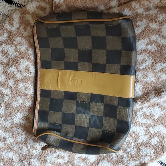 Fendi Handbags - Fendi Cross body Purse in play condition